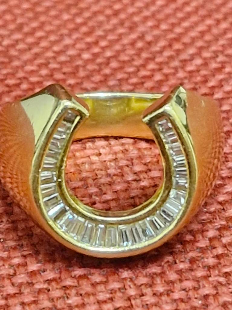 Mens heavy 18ct gold ring with 2ct baguette diamonds 