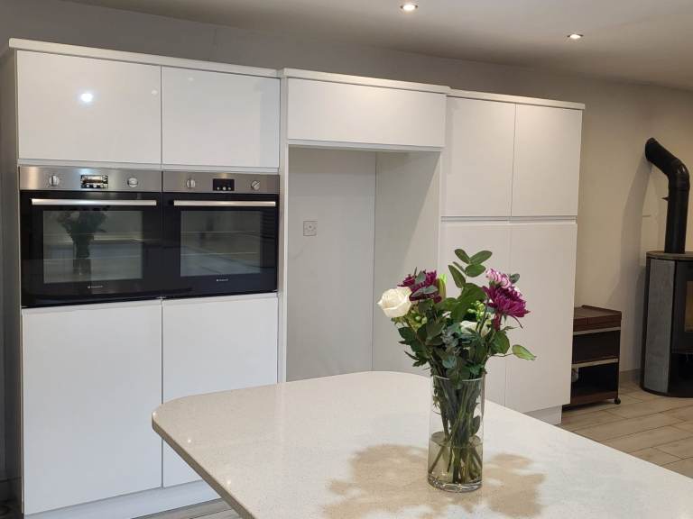 White Gloss Kitchen c/w ALL appliances