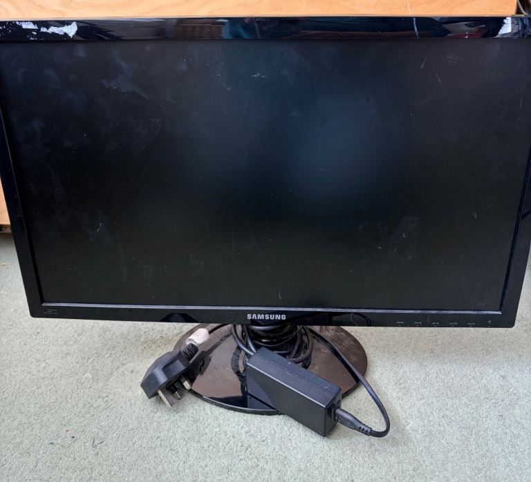 Samsung Computer Monitor with Power Cable - Good Condition