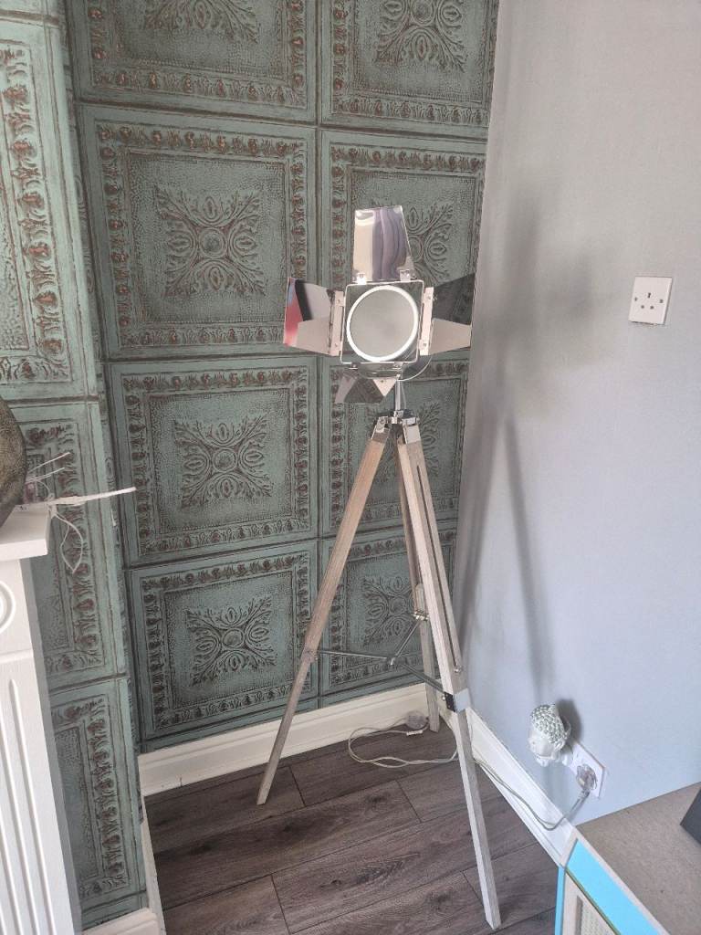 Tripod floor lamp