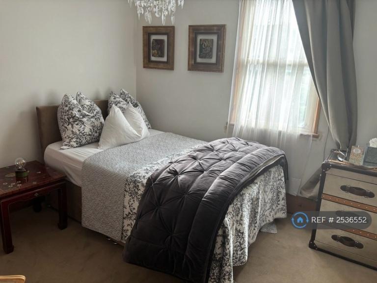 1 bedroom in Glycena Road, London, SW11 (#2536552)