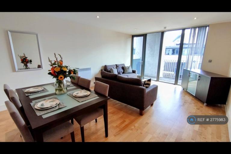 2 bedroom flat in City Walk, London, SE1 (2 bed) (#2775983)