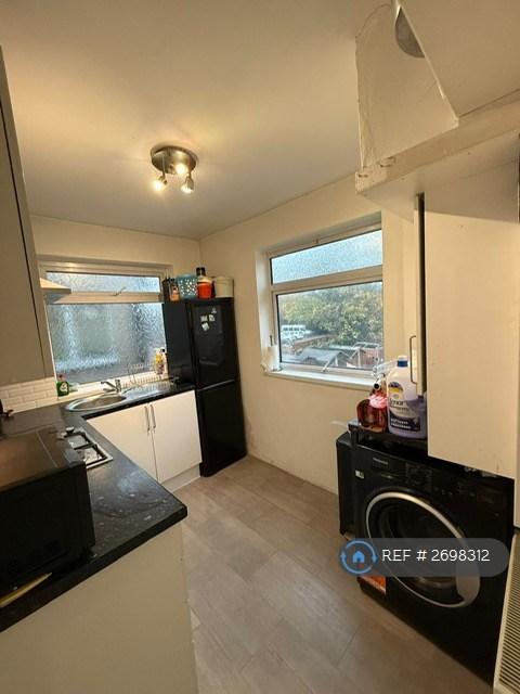 2 bedroom flat in Low Hall Lane, London, E17 (2 bed) (#2698312)