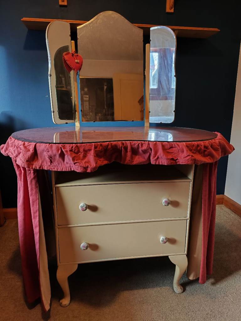 *FREE* KIDNEY-SHAPED VANITY UNIT