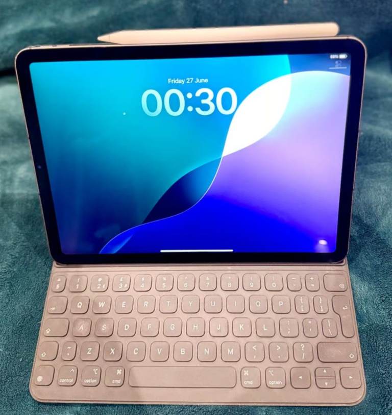 Apple iPad Air (5th Gen) 10.9” Wi-Fi + Cellular 64GB, keyboard case and pencil. IOS 26.3.1 installed