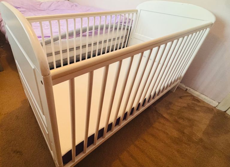  Cot Bed / Toddler Bed with Snuz Mattress