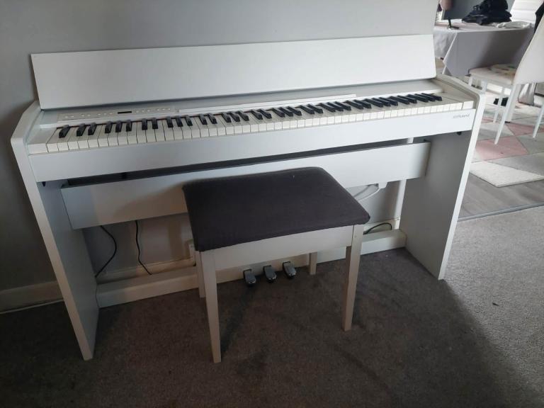 Roland F-140R Digital Piano with Bench – White, Good Condition