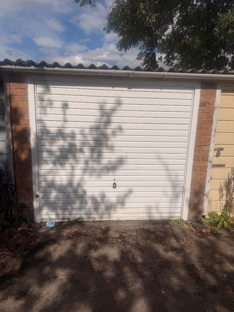 Lock up for rent, parking space included  LE5 Area, £80 per month 