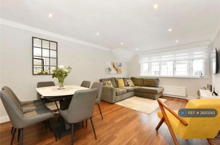 2 bedroom flat in Consort House, London, NW7 (2 bed) (#2820243)