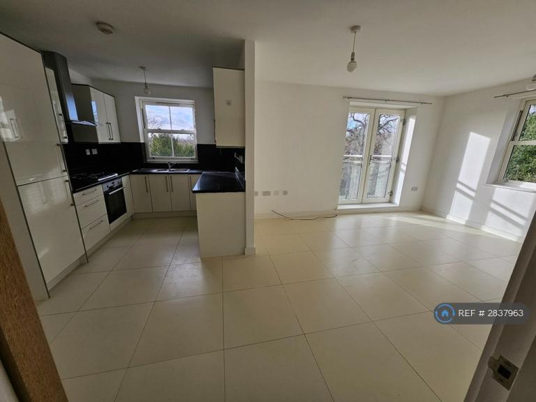 2 bedroom flat in Oakbraes, Godalming, GU7 (2 bed) (#2837963)