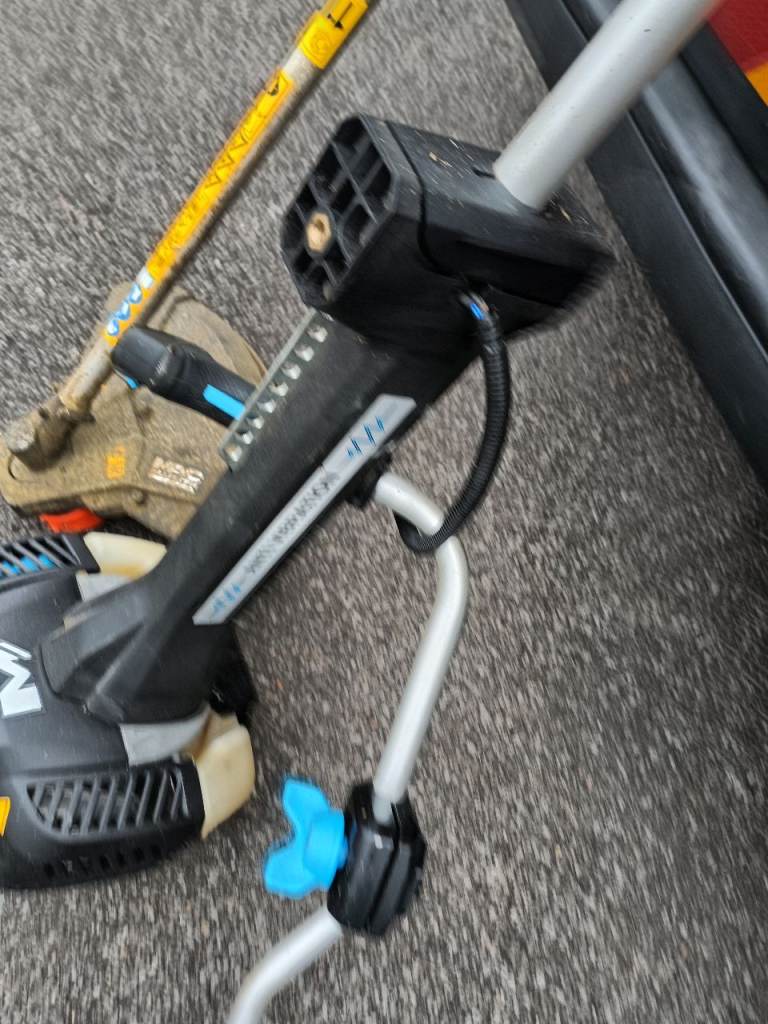 Petrol strimmer 