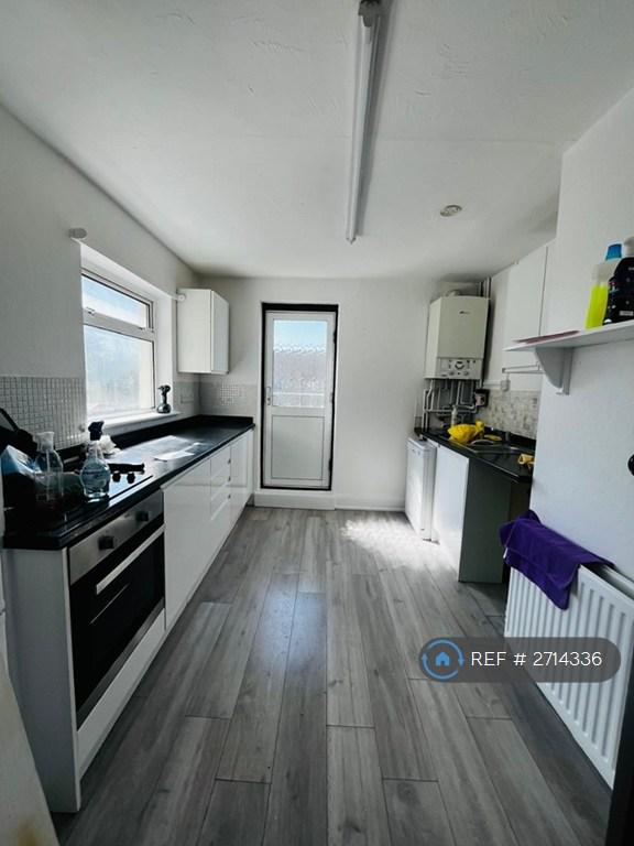 3 bedroom flat in Chesterton Lane, Cirencester, GL7 (3 bed) (#2714336)