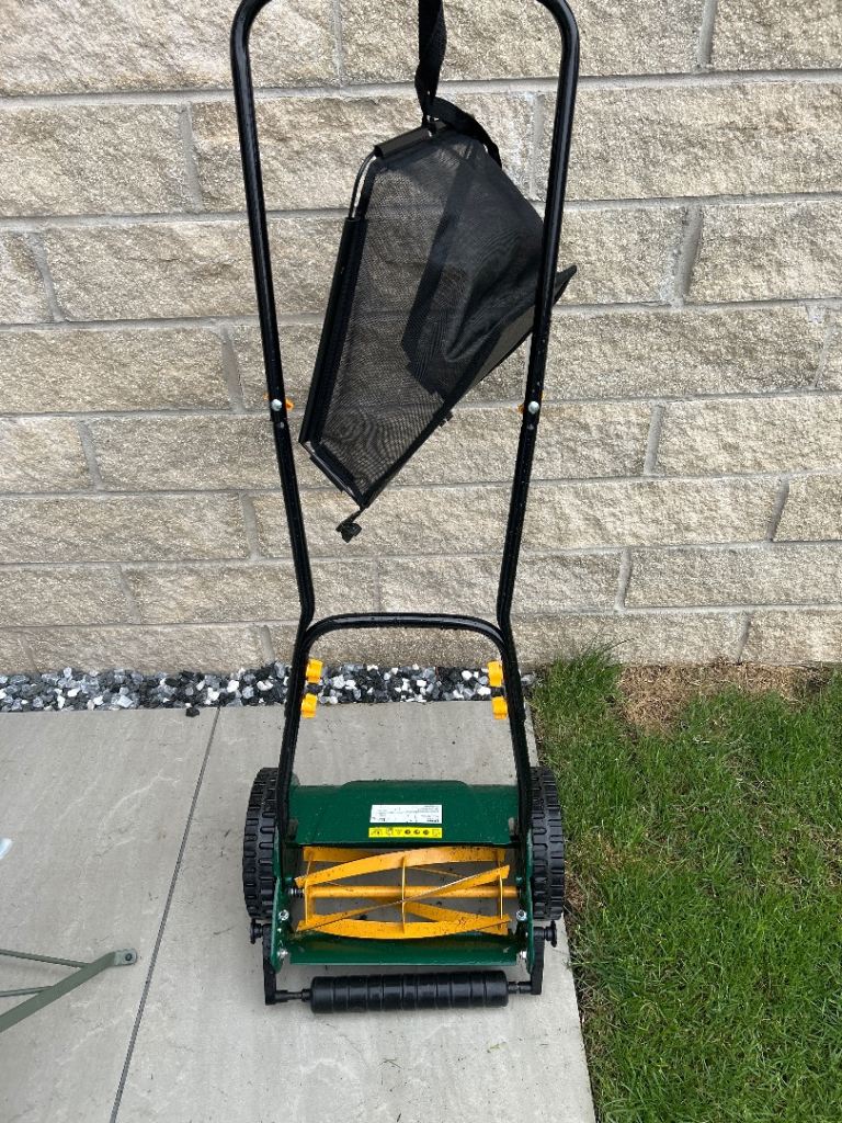 Manual Push Lawnmower with Grass Catcher – Good Condition