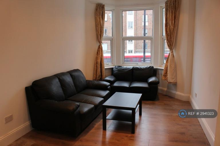 4 bedroom flat in Tooting High Street, London, SW17 (4 bed) (#2941323)