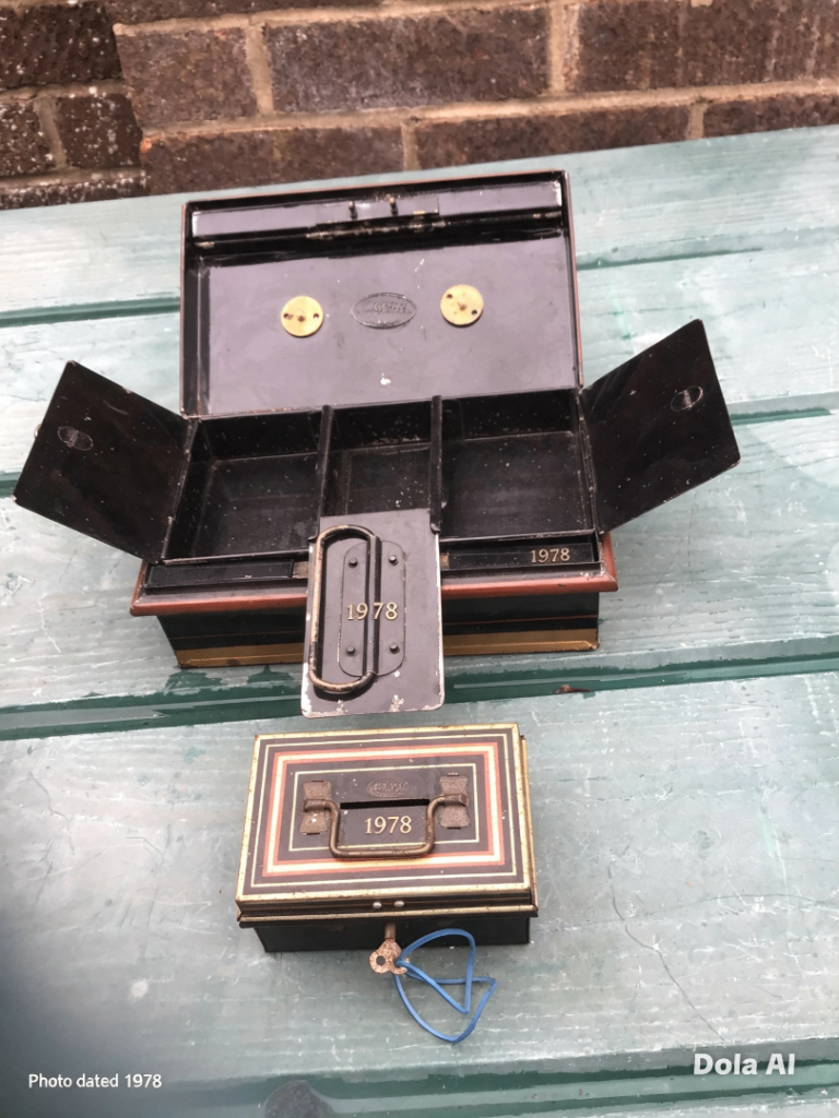 Vintage 1978 Money Cash Box with Key