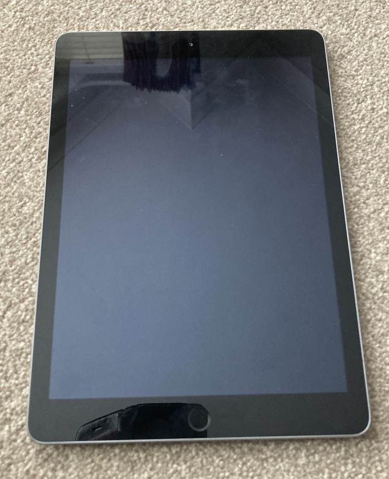 Apple iPad 5th generation Wi-Fi 32GB – Silver, Very Good Condition