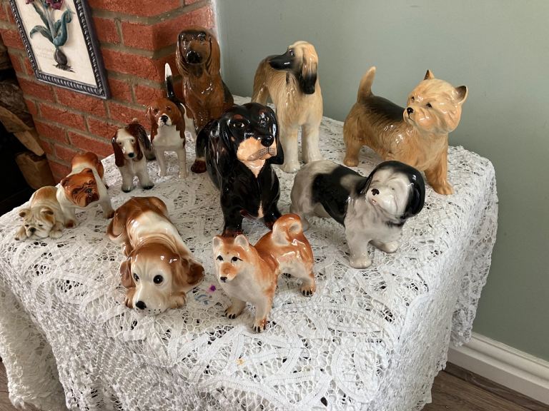 11 dog figurines of different breeds £2