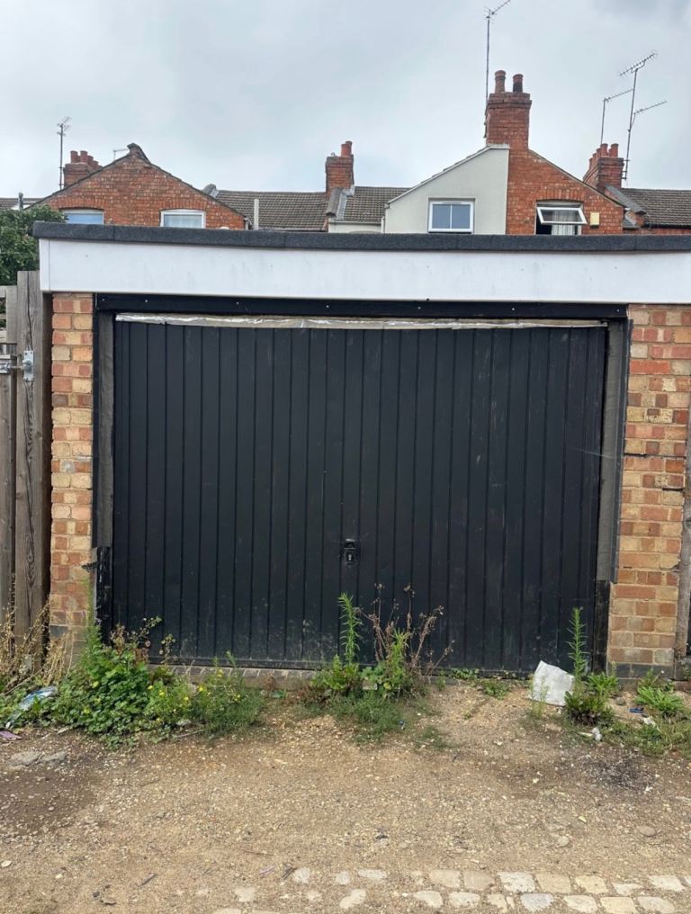 Garage to rent -  Northampton
