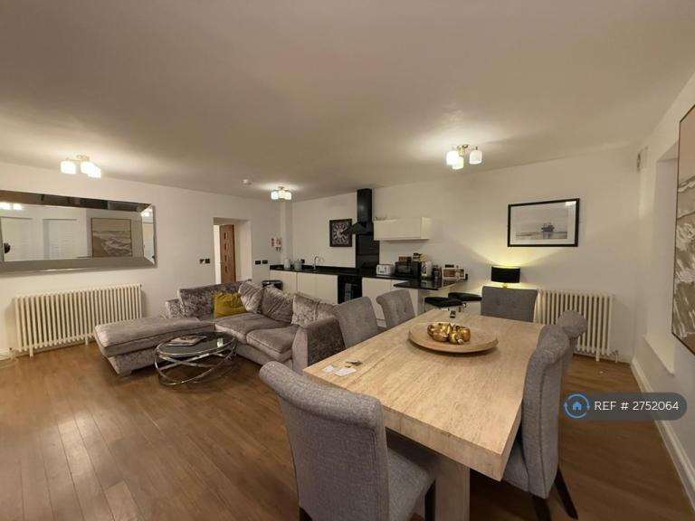 3 bedroom flat in Alexandra Road, Southend-On-Sea, SS1 (3 bed) (#2752064)