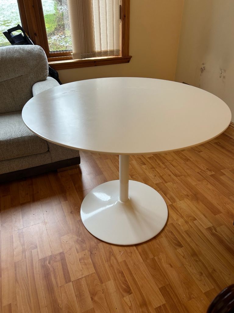 Round white 4 seater table 