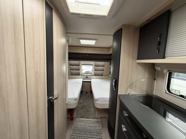 2018 HOBBY De Luxe Edition 495 UL fixed single beds