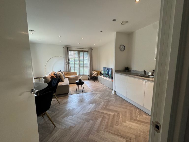 2 bed furnished flat TO RENT in NW9 Queensbury 