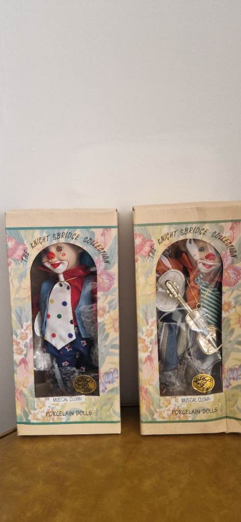 2 x Knightsbridge porcelain collectable dolls