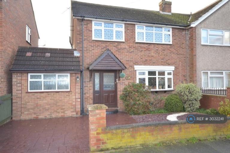 3 bedroom house in Lucas Avenue, Chelmsford, CM2 (3 bed) (#3032241)