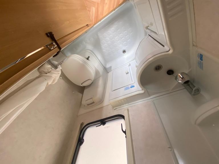 LUNAR ARIVA - 2008 - 2 BERTH - END KITCHEN - MOVER - 