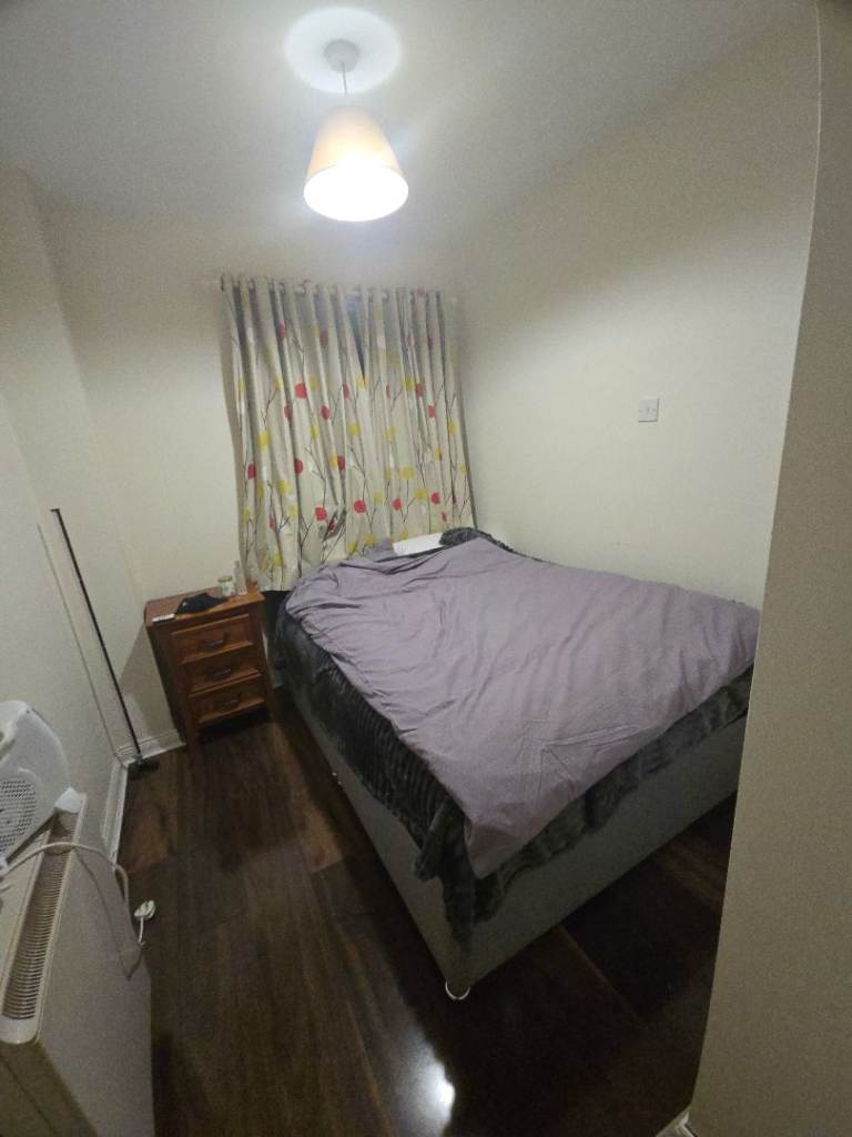Room for Rent in 2 Bed Apartment 