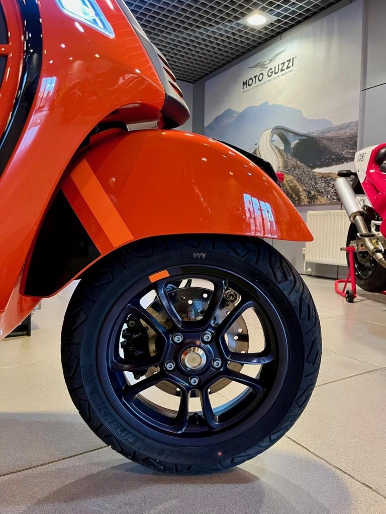 VESPA GTS 300 SUPERSPORT - 1400 MILES - 1 OWNER - EXTREMELY TIDY - EURO 5