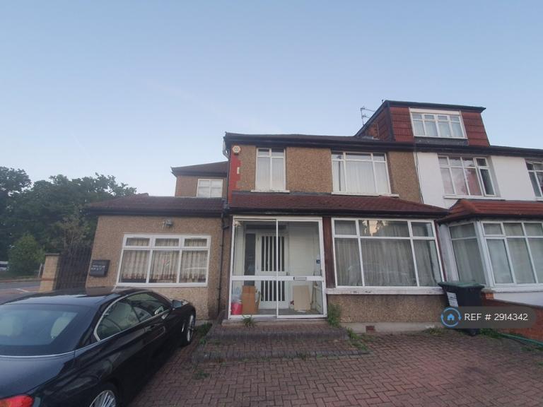 3 bedroom flat in Caversham Avenue, London, N13 (3 bed) (#2914342)