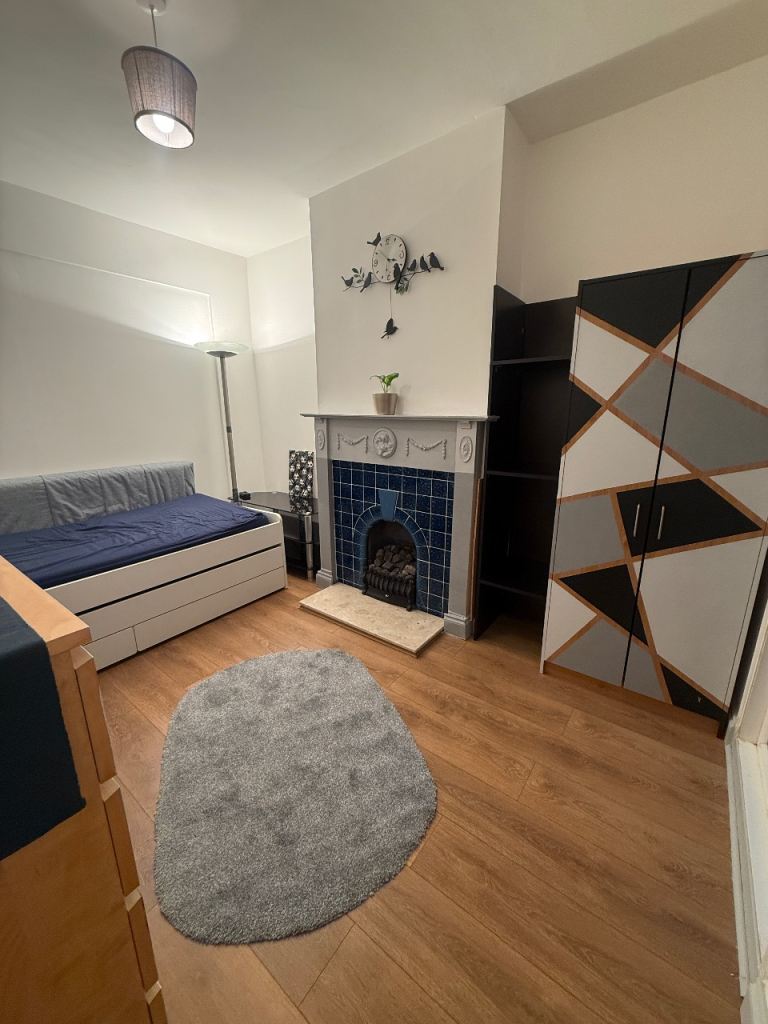 Furnished Double Room In A friendly Family Home