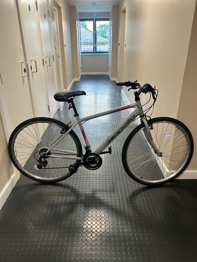 Apollo Transfer Men's Hybrid Bike - Silver/ Grey, 18-Speed Shimano Gears.