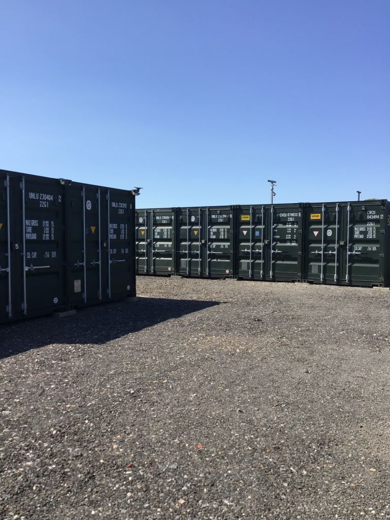 Storage container 