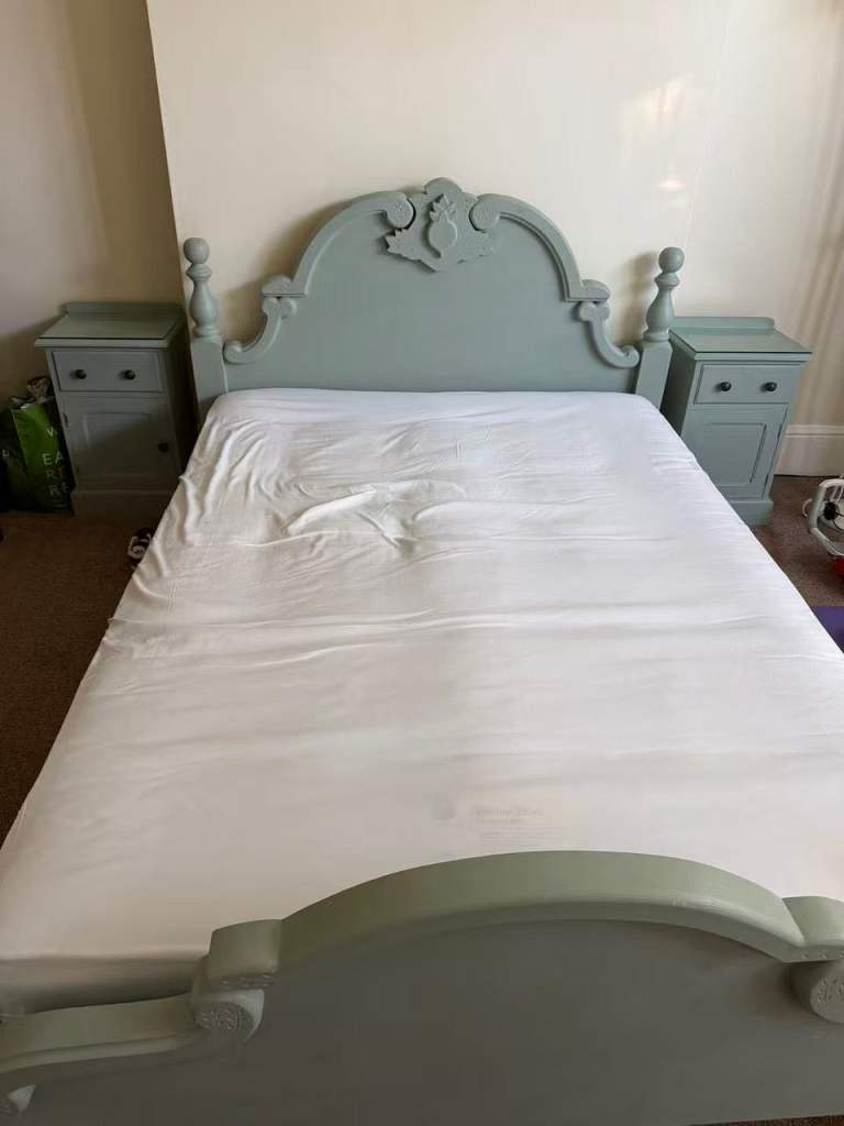 Painted pine bed and matching side drawers 