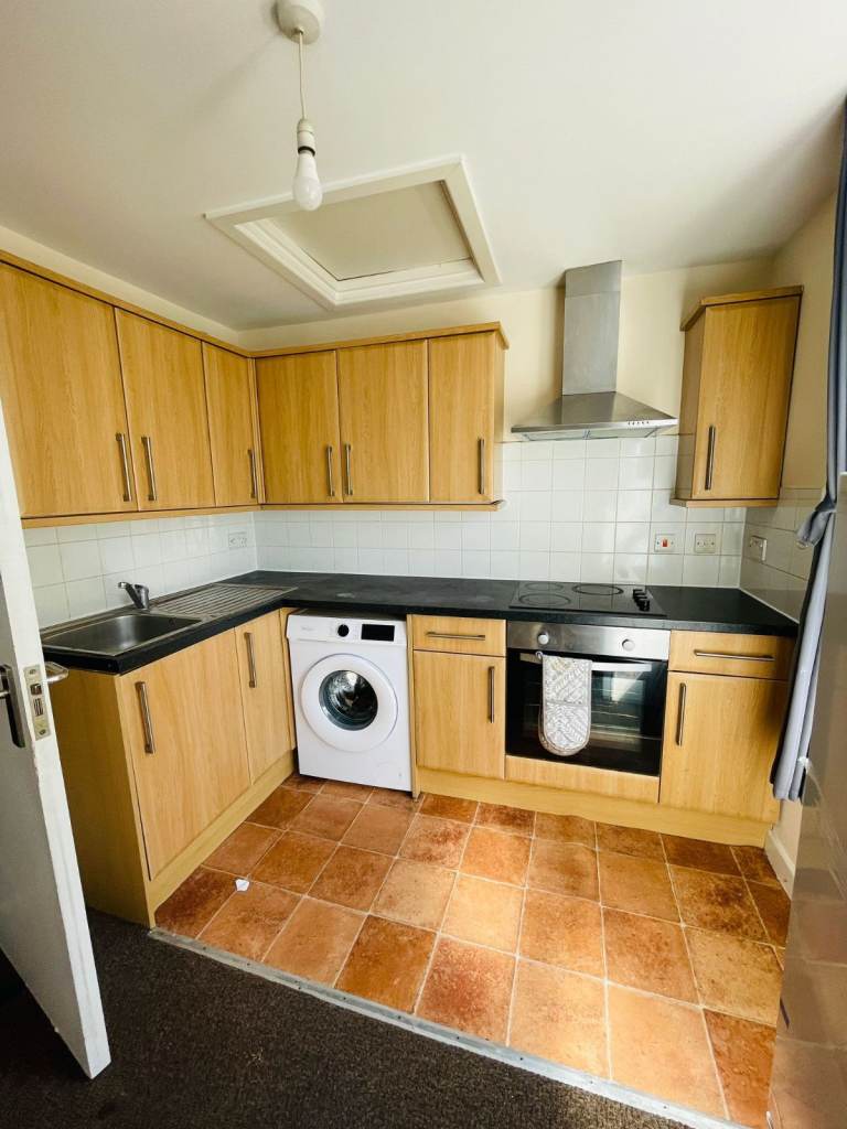 G8 Properties is proud to offer 1 Bed 1st floor flat to Rent in Limehouse, close to the DLR Station.