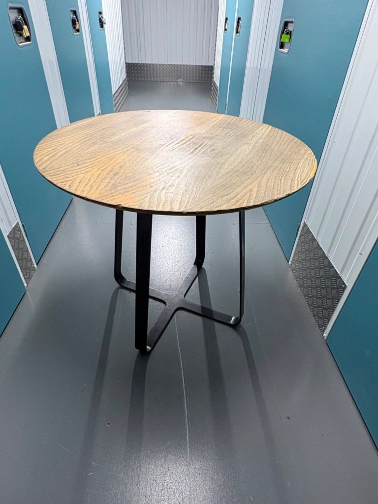 Round Dining Table with Black Metal Base – Good Condition | in ...