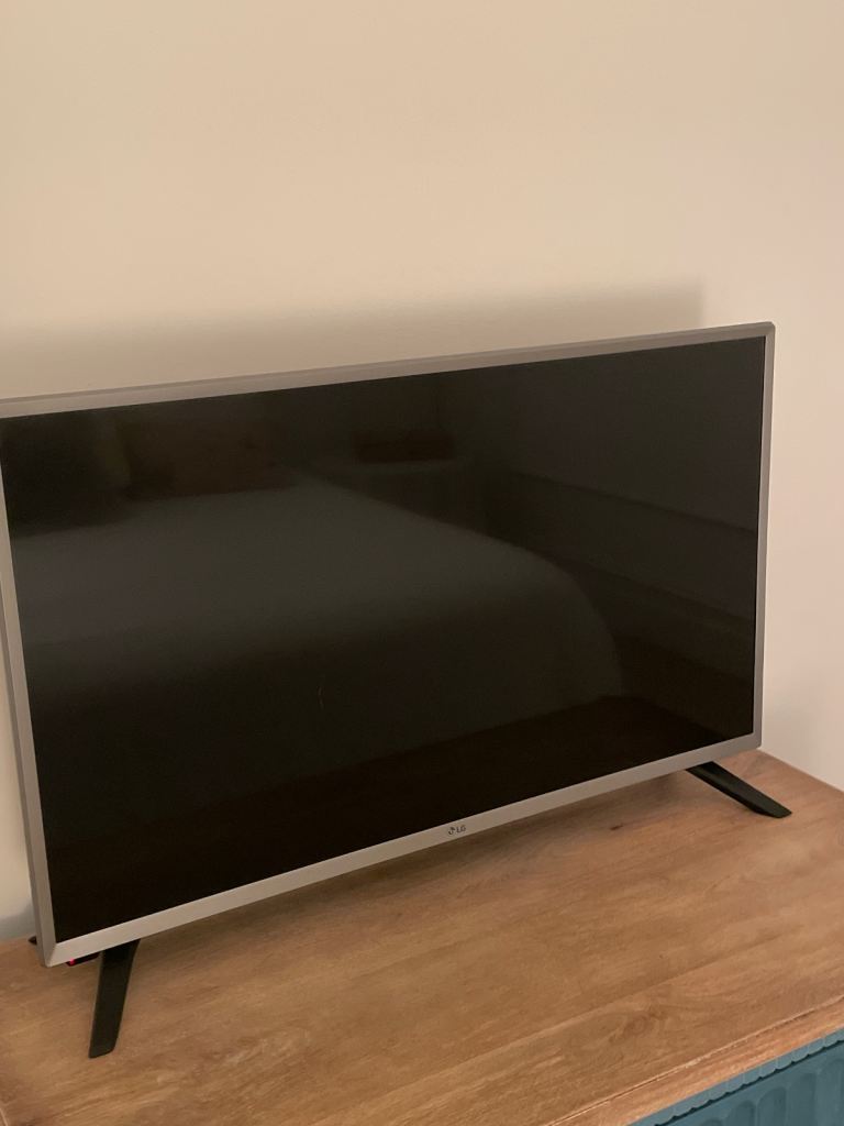 Good Condition LG Flat Screen TV 32 inches.  Stand 