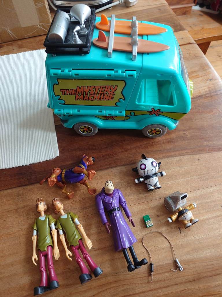 Scooby Doo Mystery Machine and figures
