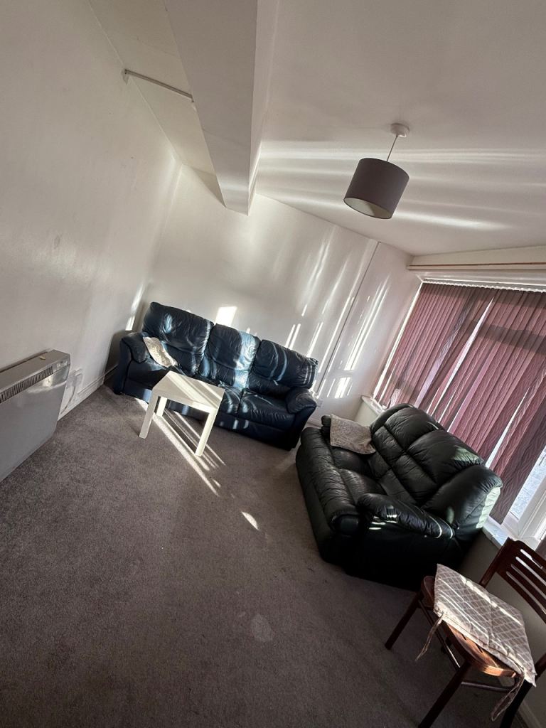 2 bed flat for UC