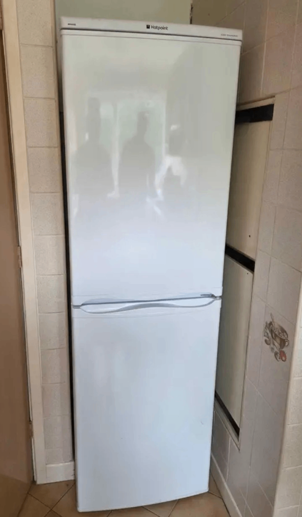 Lovely clean white Hotpoint 6ft tall frost free fridge freezer+good working order+DELIVERY 