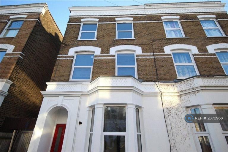 Studio flat in Essex Road, London, W3 (#2870968)