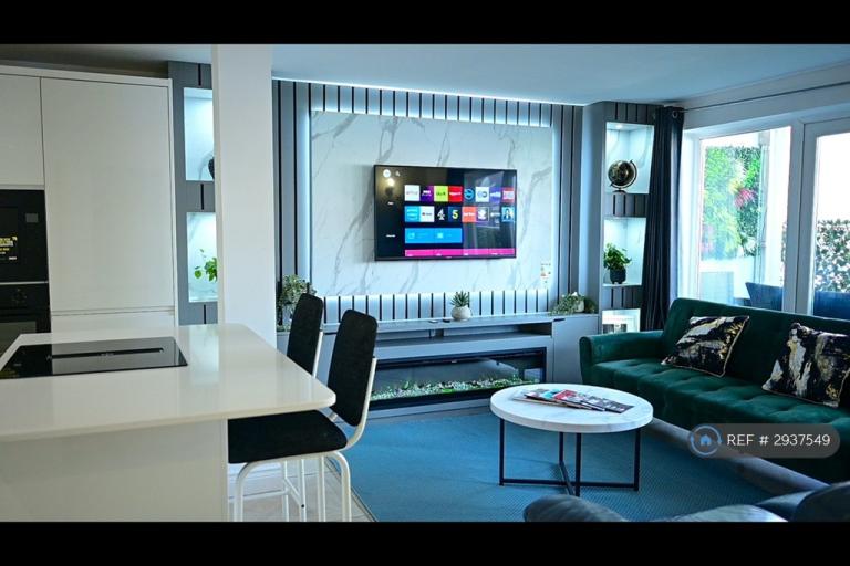 2 bedroom flat in Ascot House, Portsmouth, PO5 (2 bed) (#2937549)