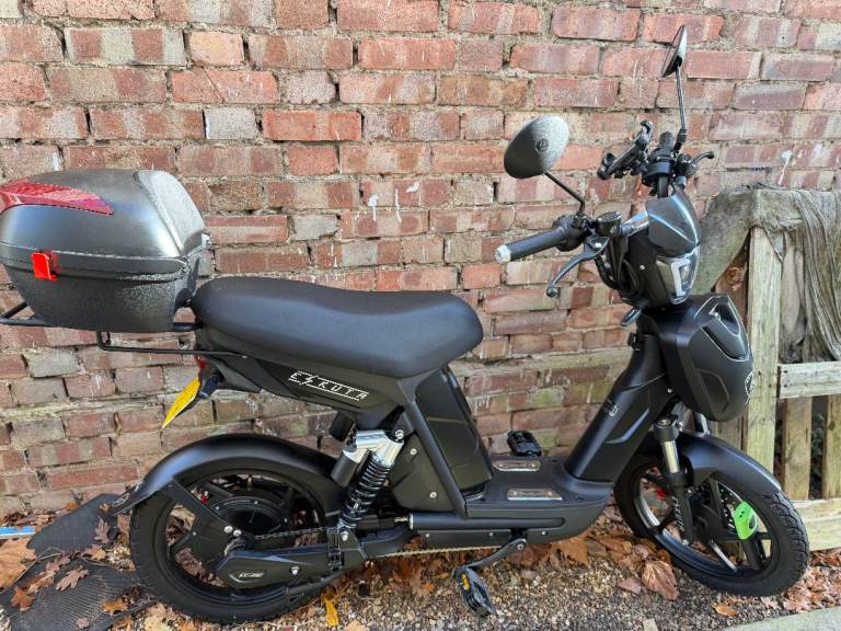 Hardly used E-Skuta SX-250 Series 4, road legal - as good as new!