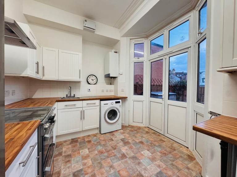 2 Bed Flat to Rent in NW2 - Private Garden - Near Willesden Green Jubilee Line Station - Must See