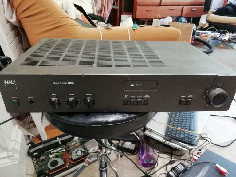 NAD 3020e Stereo Integrated Amplifier with phono stage. n