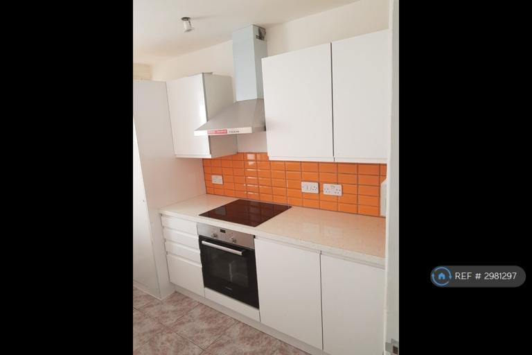 3 bedroom flat in High Road, Romford, RM6 (3 bed) (#2981297)