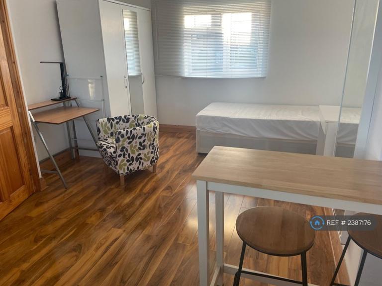 Studio flat in Hoylake Road, London, W3 (#2387176)
