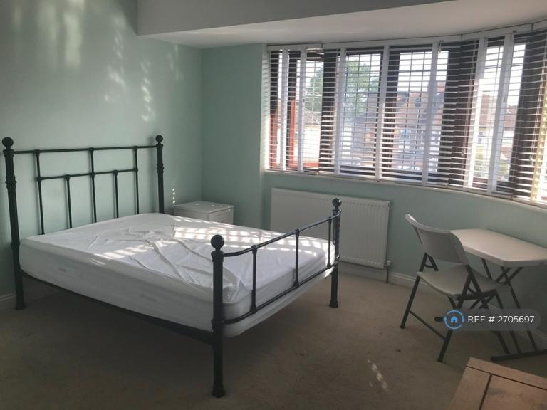 1 bedroom in Brunswick Gardens, Barkingside, IG6 (#2705697)